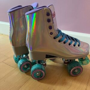 Silver Quad Roller Skates with Holographic Finish
